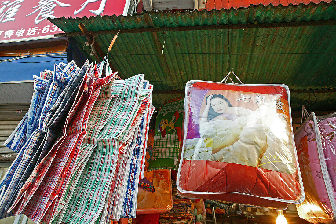 clothes market Huaihai,plastic bag, carry bag, Tragetasche, Plastiktasche, open door cloth market, Kleidermarkt, Schnäppchen