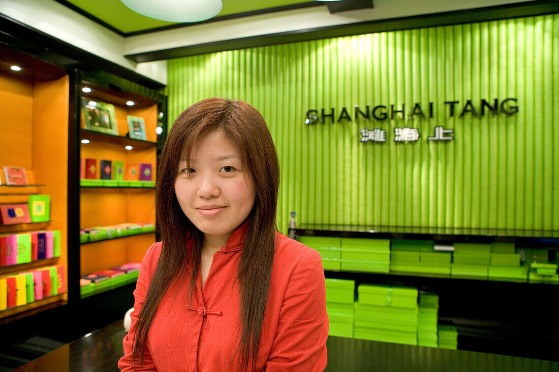 Shanghai Tang, Xintiandi,Modekette aus Hongkong, Hong Kong, David Tang, store, old china fashion, Mao style, houseware, sales woman, Verkäuferin