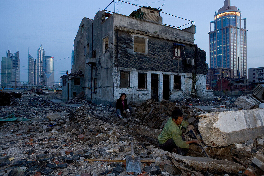 Abriss, demolitian Hongkou,Reinigung von Ziegelsteinen, redevelopment area, Abrissgebiet, living amongst demolished  houses, Wanderarbeiter leben in Abrisshäusern und provisorischen Bretterverschlägen, migrant worker, living in demolished houses and self 