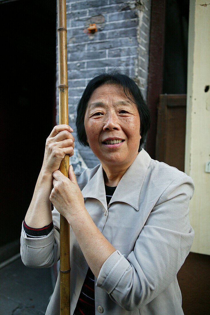 Abriss, demolitian Hongkou,Last resident of a demolished quarter, refusing resettlement, letzte Bewohner eines Abrissviertels, die sich der Umsiedlung widersetzen, redevelopment area, Abrissgebiet, living amongst demolished houses, slum, Portrait