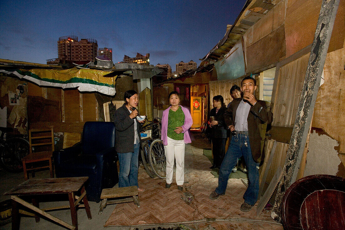 living in self-made huts from demolition material, Hongkou
