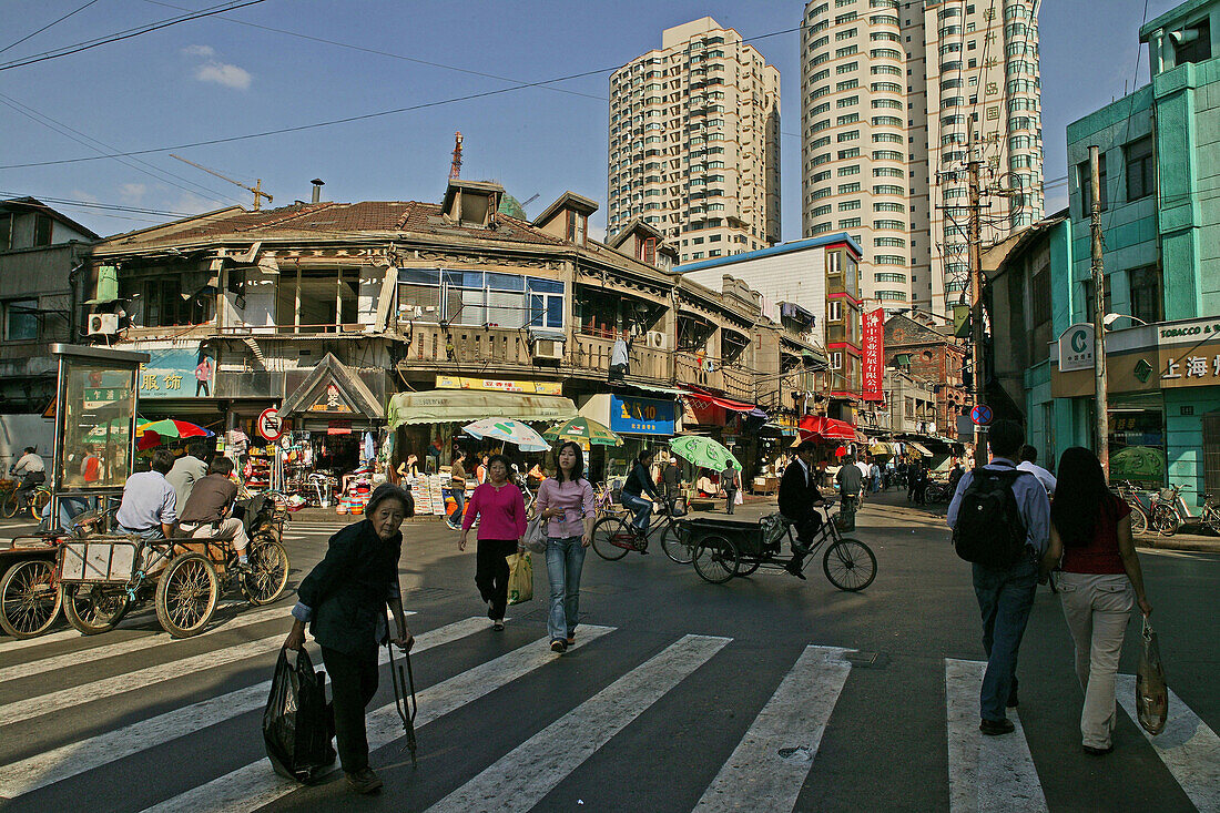 Hongkou quarter Shanghai,traditionelle Bebauung, Hochhäuser, highrise, Wohnungsbau, Strassenkehrer, Reklame, Werbung, Werbetafeln, bicycle, Fahrrad, bicycle, Strasse, street