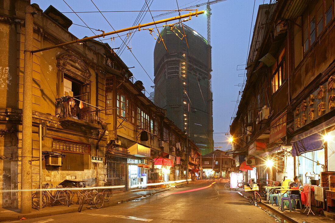 Hongkou quarter Shanghai,Strasse, street, traditionelle Bebauung, Hochhäuser, highrise, Wohnungsbau, Strasse, street, Shops, Baukran, Gerüst, scaffolding