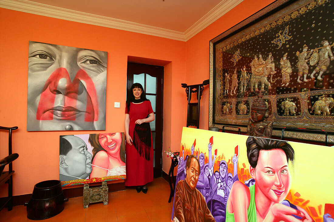 Kunstsammlerin und Mäzenin Sieglinde Simbuerger,wohnt in einem Haus in der Altstadt, lives between her collection in an old house of Old Town, Portrait, junge Frau, Mao mit McDonalds-Logo, paintings of painter Lao Fan