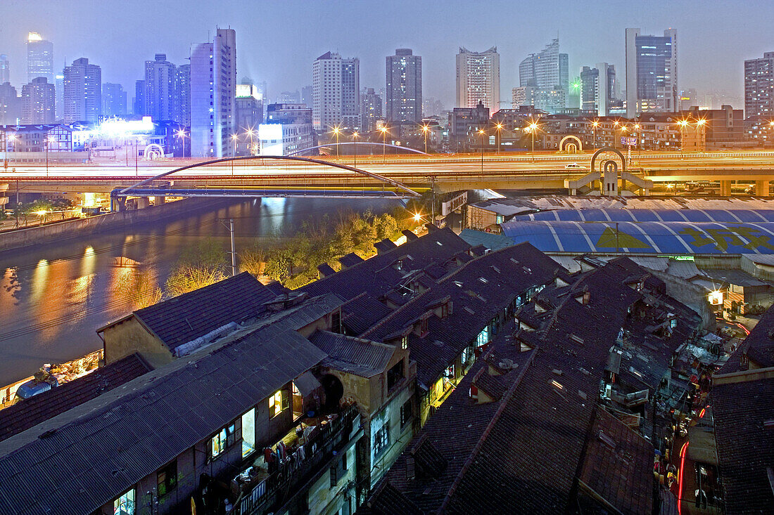 Souzhou Creek, Shanghai,traditionelle Bebauung und Hochhäuser, Sanierungsgebiet, Abriss, Autobahn, motorway, Souzhou Creek, Skyline, highrise, roofs, Dach, Dächer