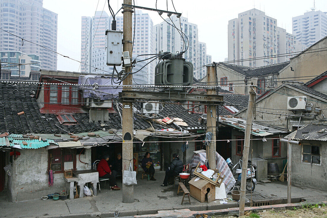 Souzhou Creek, Shanghai,traditionelle Bebauung und Hochhäuser, Sanierungsgebiet, Abriss, Transformator, baufällig, power lines, transformer, Kabel