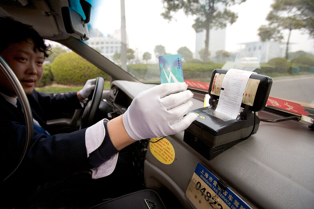 Taxi Shanghai,Taxifahrer, Bezahlung mit Geldkarte, paying with plastic money, reciept, Quittung, Beleg, elektronische Abrechnung, electronic