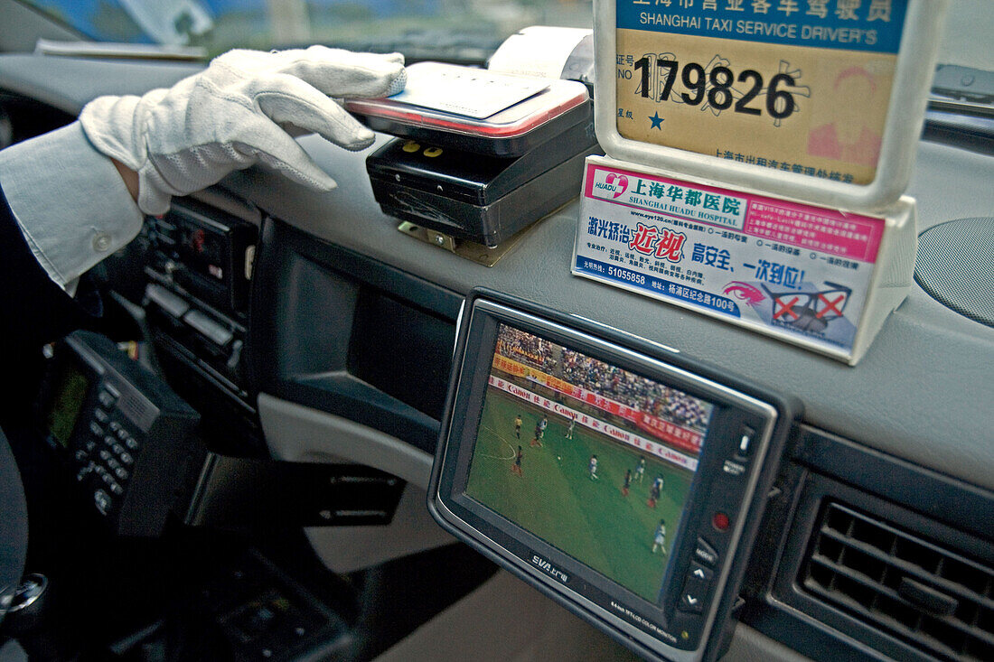 Taxi Shanghai,Taxifahrer, Bezahlung mit Geldkarte, paying with plastic money, reciept, Quittung, Beleg, elektronische Abrechnung, electronic, cash card