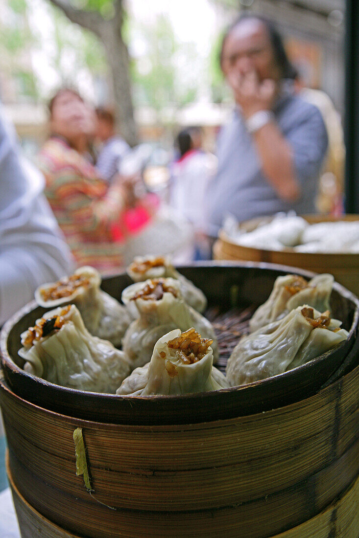 Baozi mit Klebreis,rice dumpling, steamed, buns, Baozi im Bambus-Dämpfkorb
