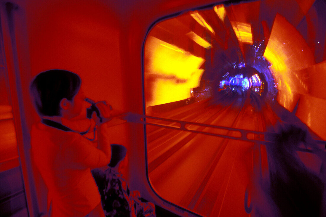 Tourist Tunnel Pudong,Touristentunnel zwischen Bund und Pudong, Kabinenbahn, cabins, colorful, illumination, neon, Kunstlicht, Lichteffekt, video, Installation, red, rot