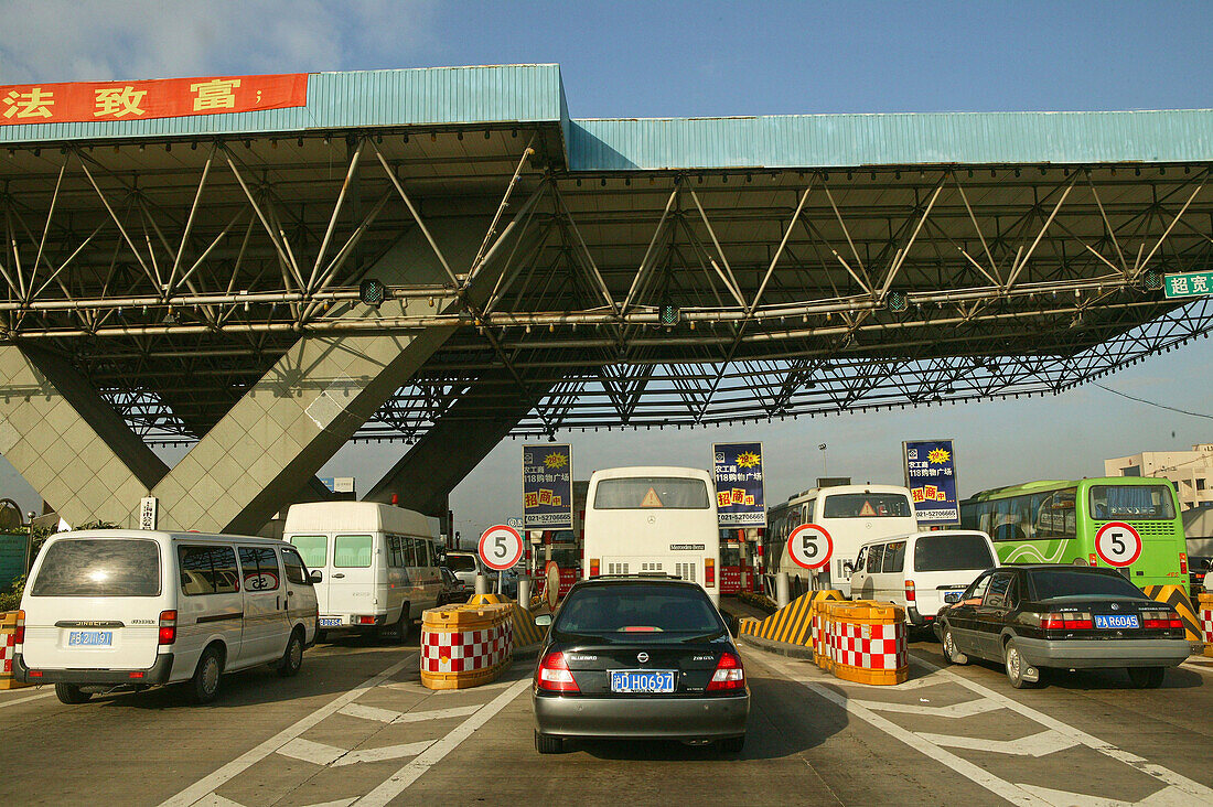 Traffic Shanghai,Mautstation, tollgate, Autobahn, motorway, Maut, traffic lane, Fahrspuren, stop, Halt