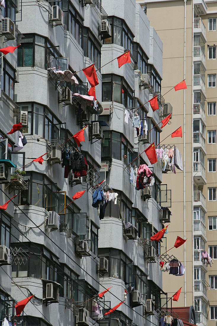 apartment towers, living in Shanghai,highrise apartments, national flags, Nationalflagge, Hochhaussiedlung, Satellitenstadt, Fassade, Wäsche, Laundry
