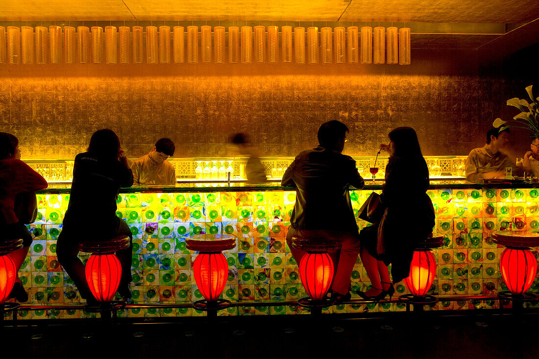 Menschen in Bar TMSK, Xintiandi, Bartresen, Trendviertel, Shikumen, Shanghai, China