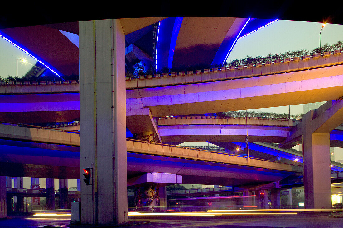 Gaojia motorway,Gaojia, elevated highway system, Hochstraße, Brücke, bridge, Autobahnring, Autobahnkreuz im Zentrum von Shanghai, Hochstrasse auf Stelzen, Kreuzung von Chongqing Zhong Lu und Yan'an Dong Lu, Expressway, blue illumination, blaue Illuminatio