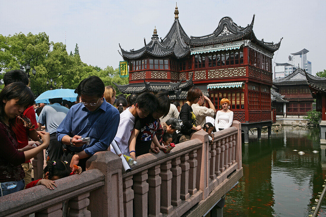 Huxinting Teahouse, Yu Yuan Garden,Teehaus am Yu Garden, Gartenkunst, classical Garden of Joy, Yu Yuan Garden, Nanshi, Nippes, Kitsch, Zickzack Brücke, Feng Shui, Mid Lake Pavilion Teahouse, twisting bridge, Bridge of nine turnings, window, Fenster, Durch