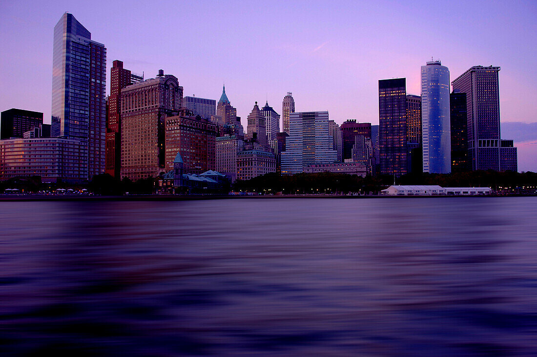 Blick ueber den Hudson auf die Skyline von Manhatten, New York, USA
