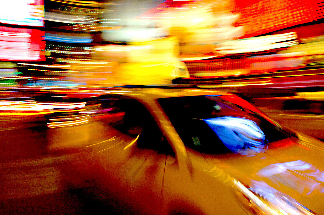 Yellow Cab am Timesquare bei Nacht, Manhatten, New York, USA