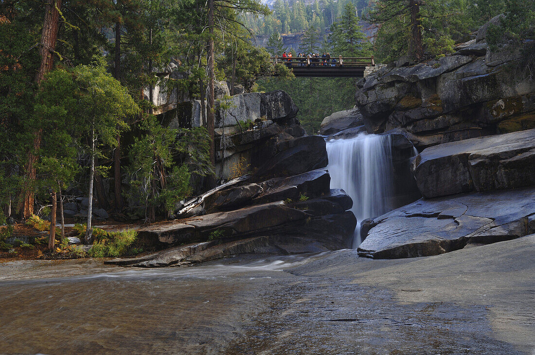 Wasserfall oberhalb des Emerald Pool, Yosemite National Park, Kalifornien, USA