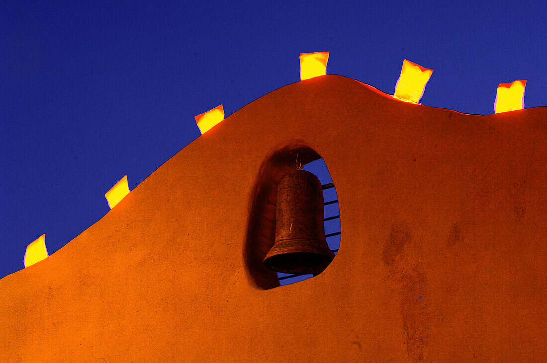Lichterschmuck über Glocke an Hausfassade in Santa Fe, New Mexiko, USA