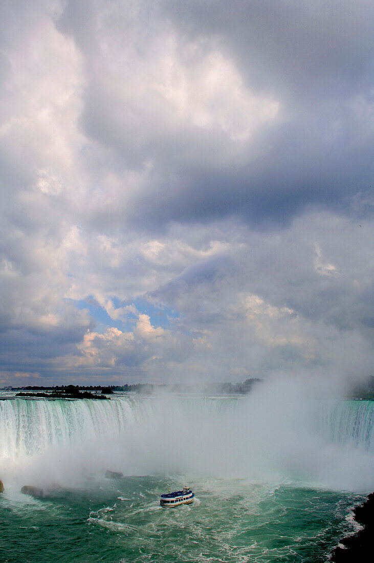 die Maid of the Mist vor den Niagara Fällen, Ontario, Kanada