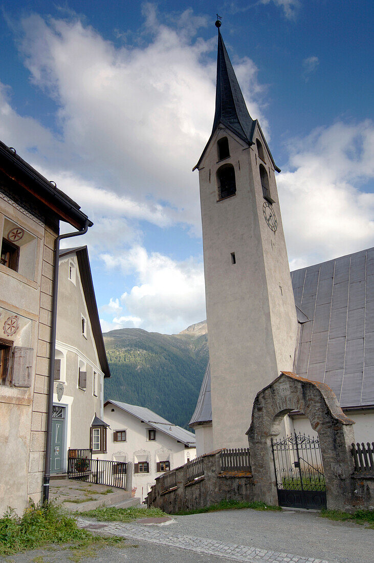 Häuser und Kirche in einem Bergdorf, Guarda, Graubünden, Schweiz