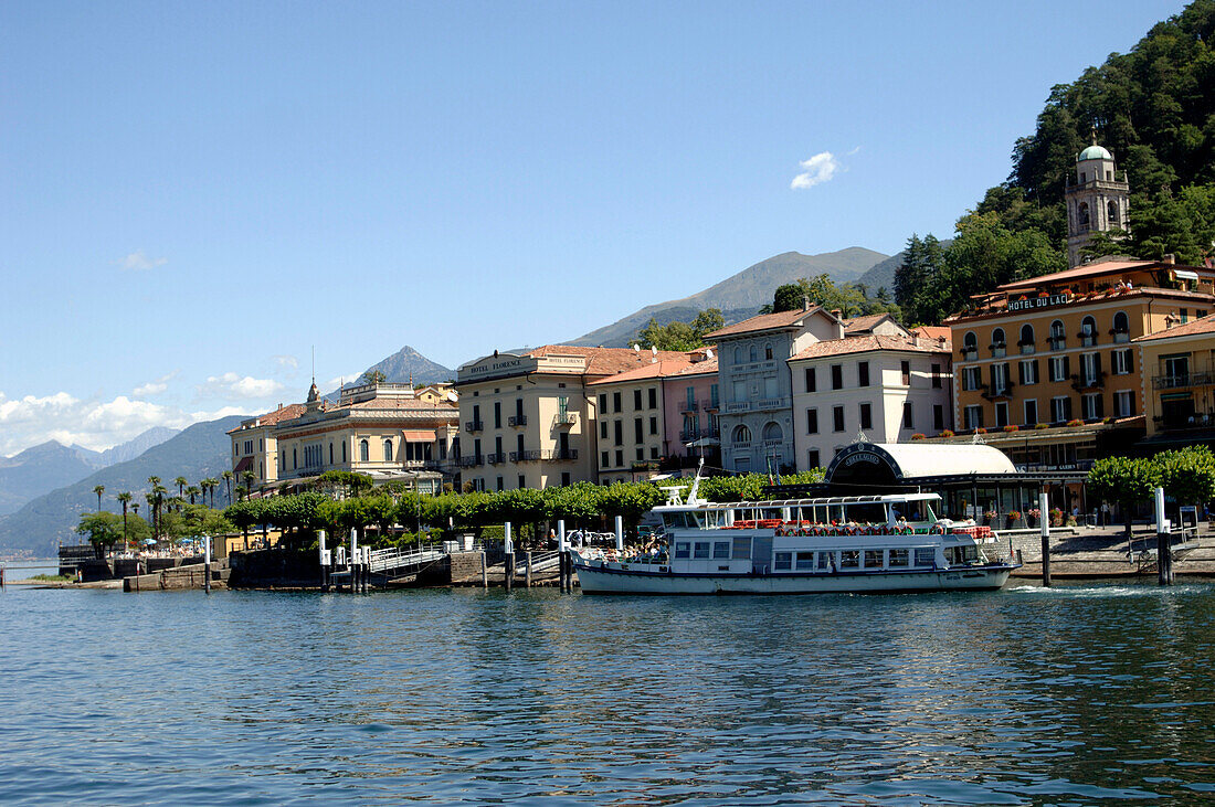 Ein Ausflugsboot fährt am Seeufer entlang, Bellagio, Comer See, Lombardei, Italien