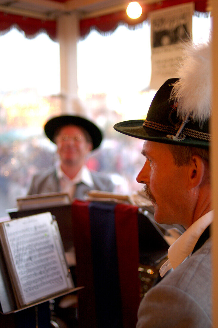 Blasmusik der Krinoline, das älteste Fahrgeschäft auf dem Oktoberfest, München, Bayern, Deutschland