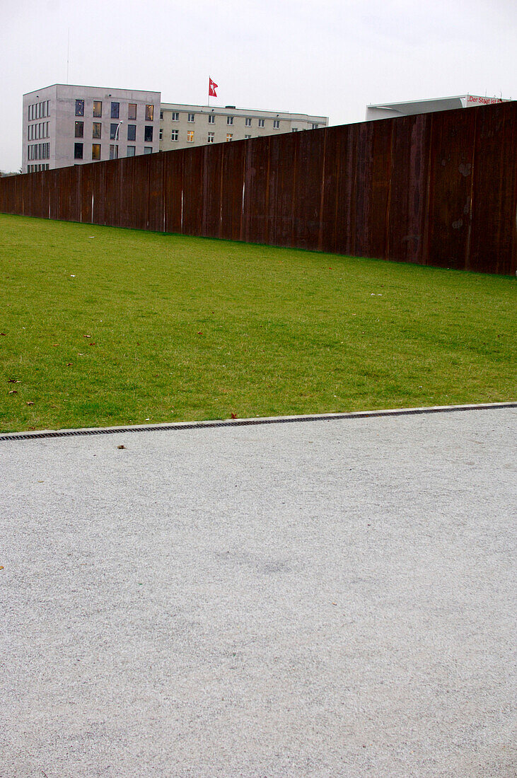 Die Schweizer Botschaft hinter einer Mauer, Berlin, Deutschland