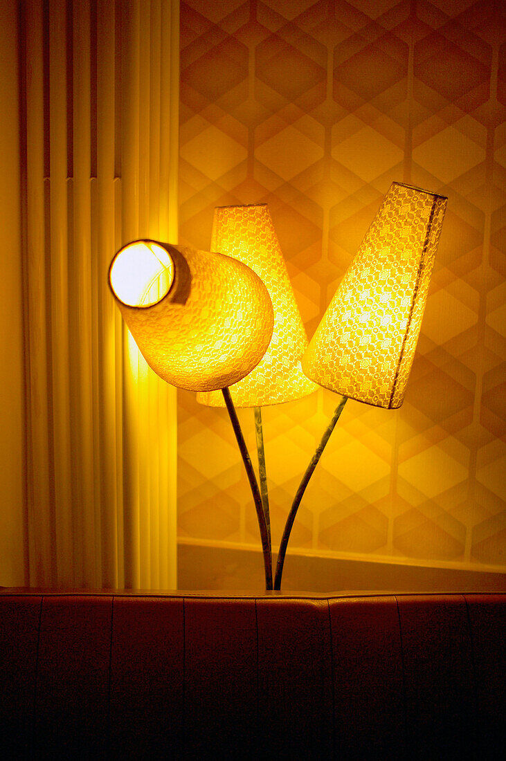Interieur mit drei leuchtenden Lampen