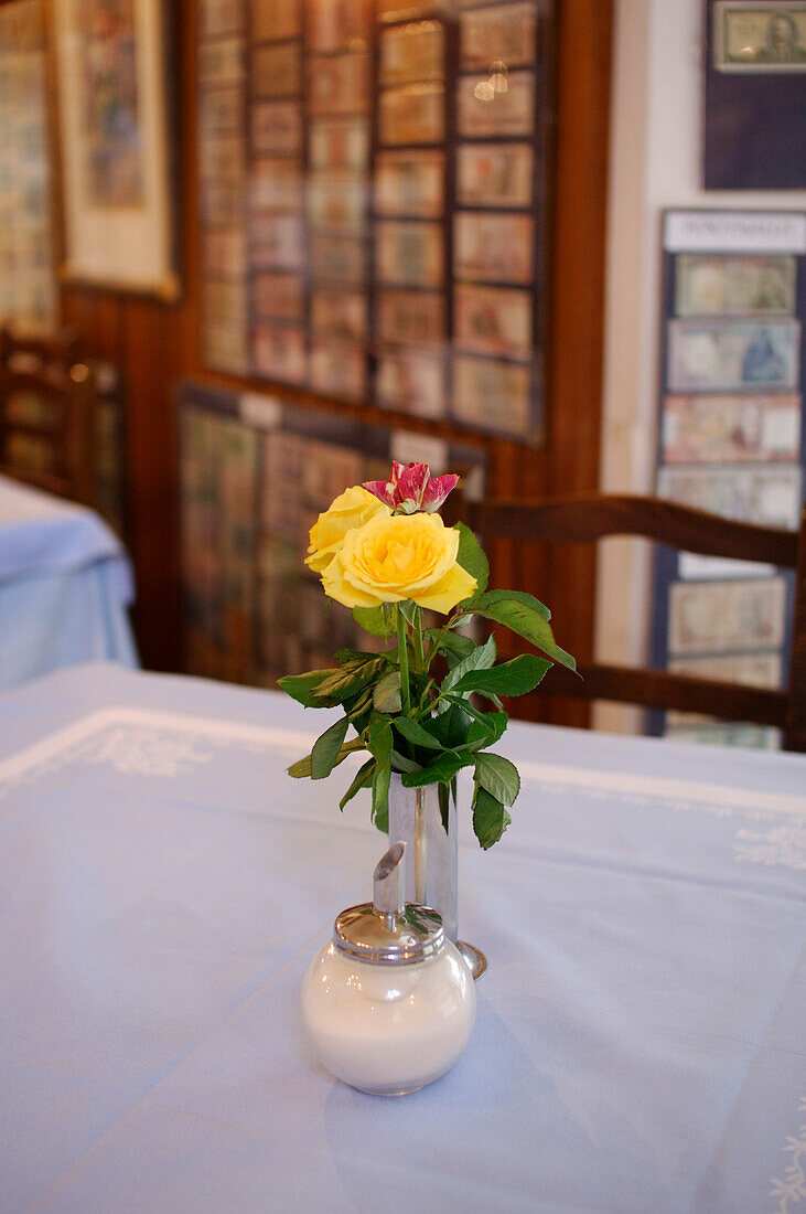 Blumenvase auf Tisch