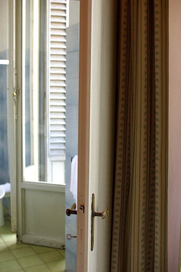 Geöffnete Tür in einem Hotelzimmer, Florenz, Italien