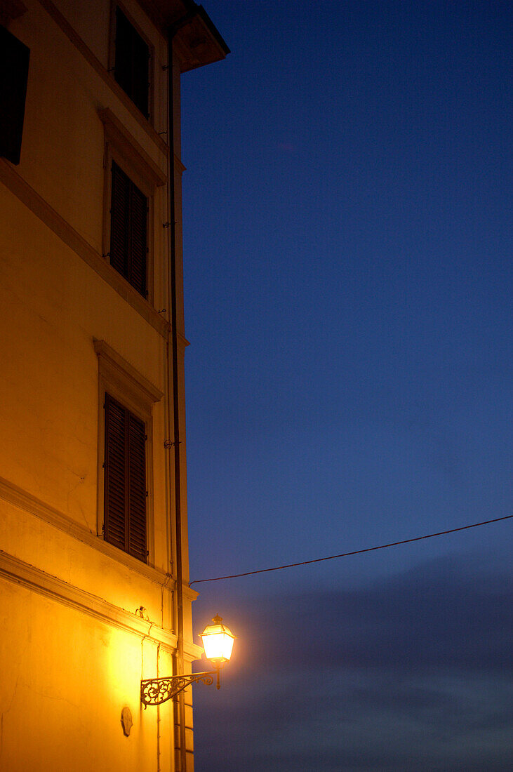 Laterne an einer Hauswand, Florenz, Italien