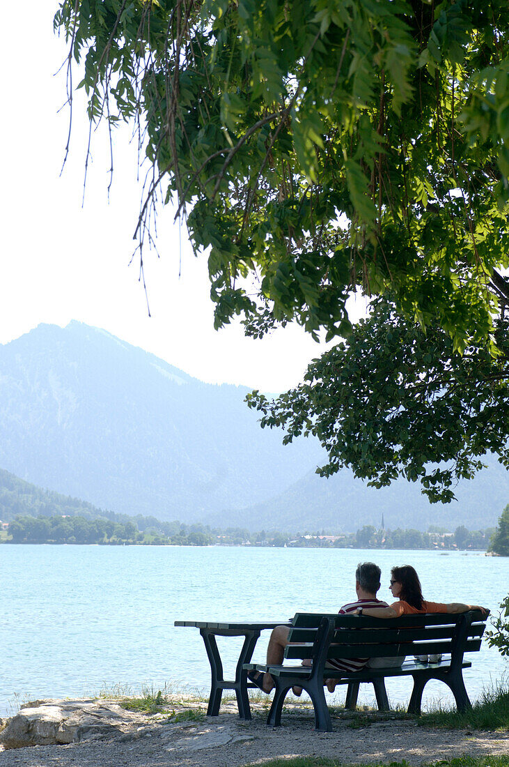 Paar entspannt auf Bank, Bad Wiessee, Bayern, Deutschland