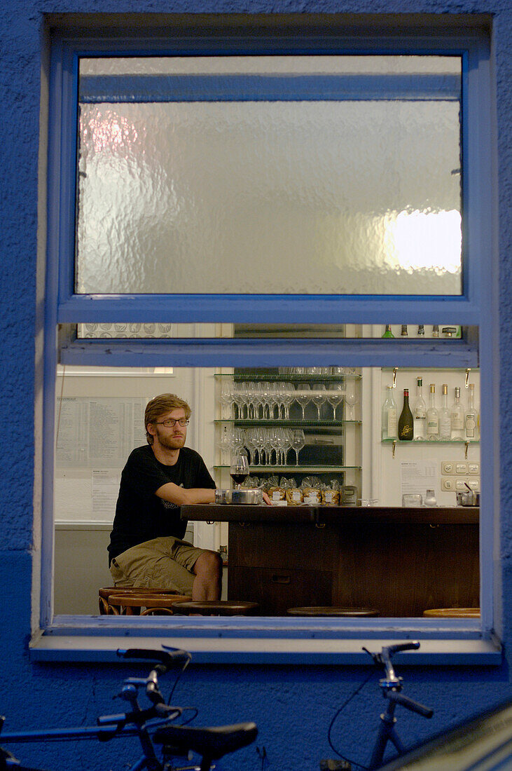 Gast sitzt im Café Ruffini, München, Oberbayern, Bayern, Deutschland