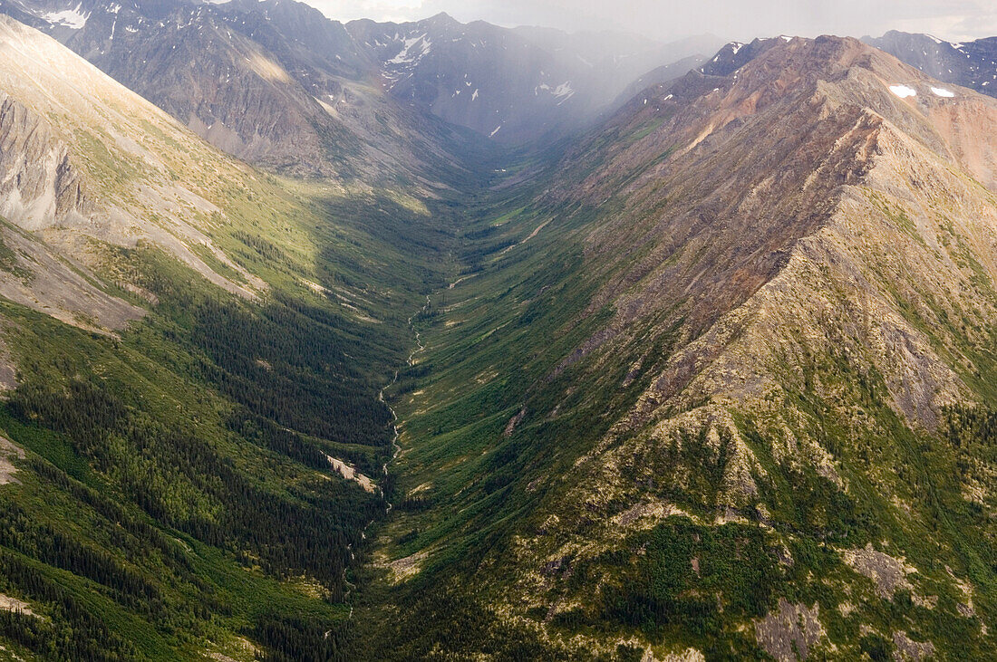 blick vom flugzeug in eine schlucht