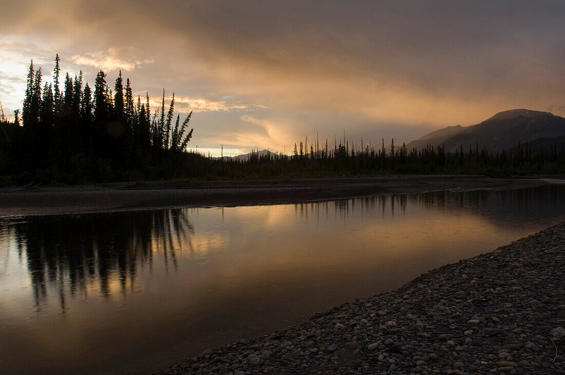 Abendstimmung am South Nahanni River bei old Outfitters Camp, Kanada