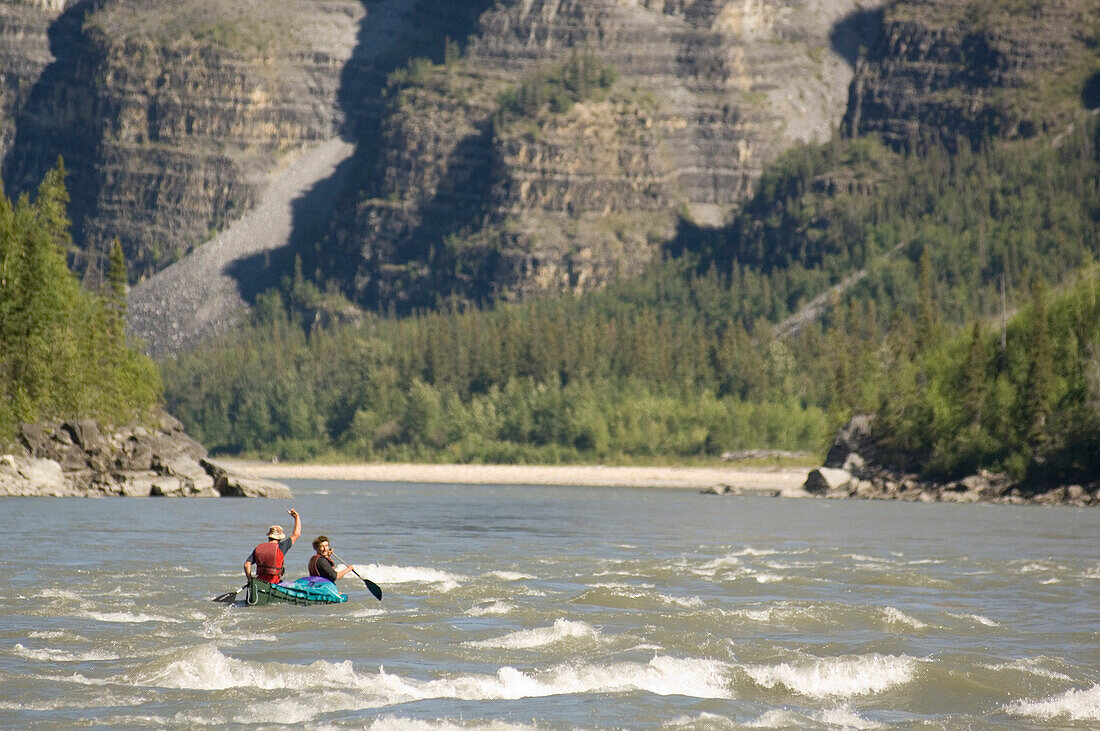 zwei maenner im kanu freuen sich ueber die gegklueckte durchfahrt der george's riffle w3, am south nahanni river