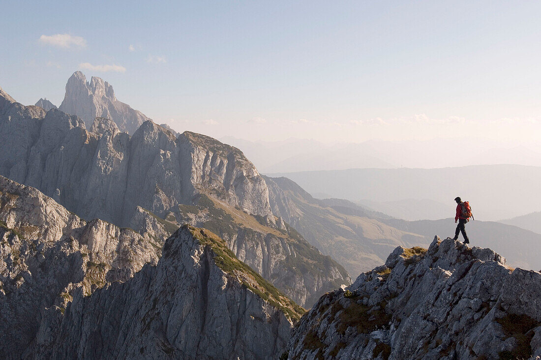 Bergsteiger am Gipfelgrat des Donnerkogels, Blick auf Bischofsmütze