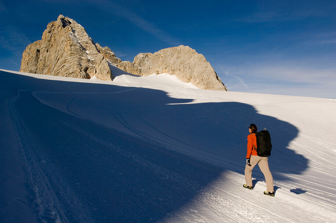 Bergsteiger überquert Gletscher auf dem Weg zum Hohen Dachstein, Österreich