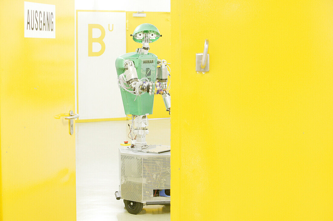 Humanoider Roboter, ARMAR, Fahrt im Kellergeschoss, Institut für Rechnerentwurf und Fehlertoleranz der Universität Karlsruhe, 2004