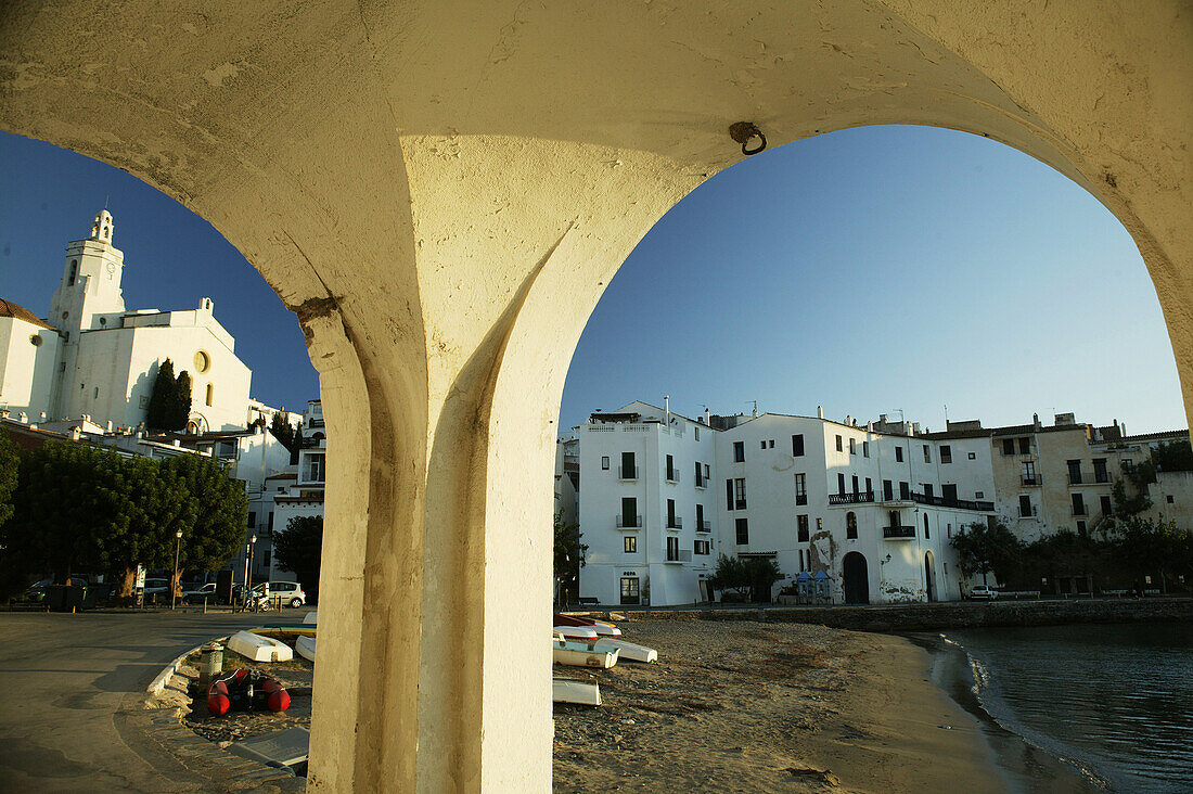 Costa Brava,Arkaden, Küstenstrasse in Cadaques,  Costa Brava, Katalonien Spanien