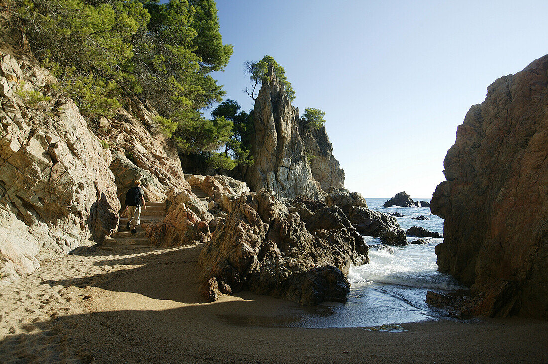 Costa Brava,Wanderer, Strand am Cap Roig bei Calella, Costa Brava, Katalonien Spanien