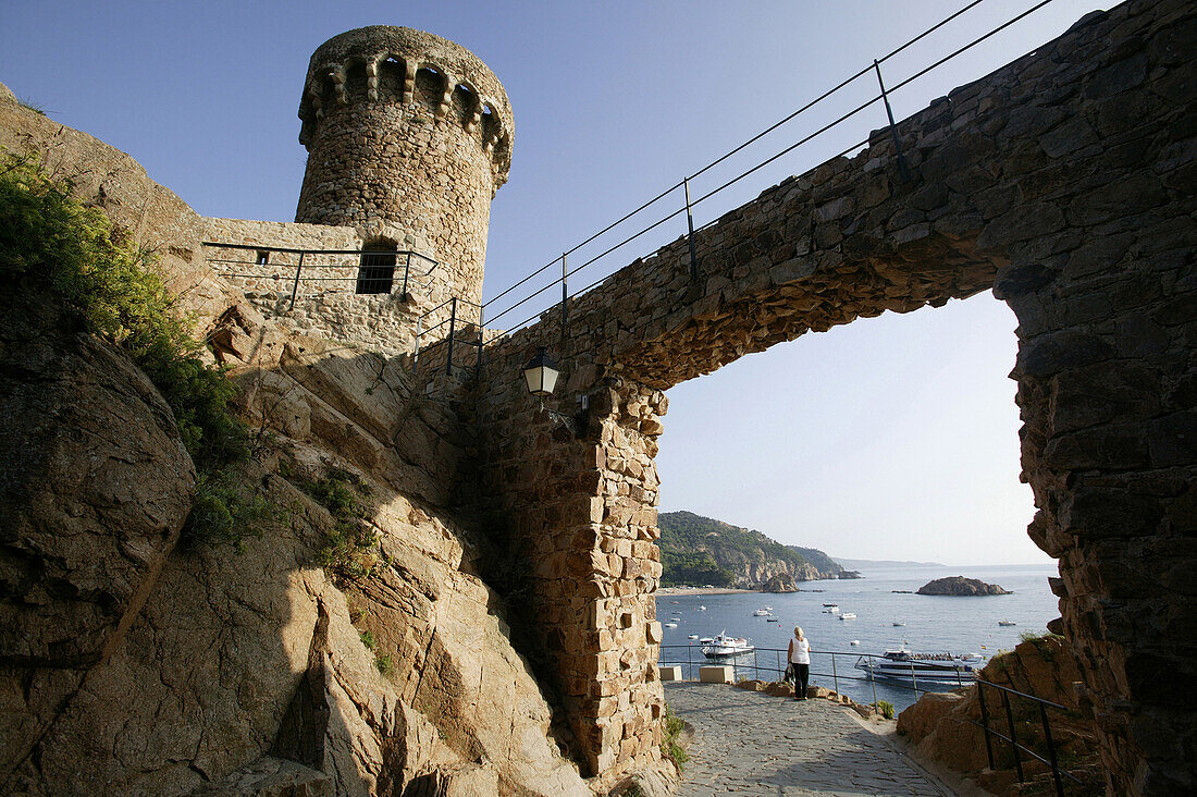 Costa Brava,Blick aus der Oberstadt durch Tor, Tossa de Mar Costa Brava, Katalonien Spanien