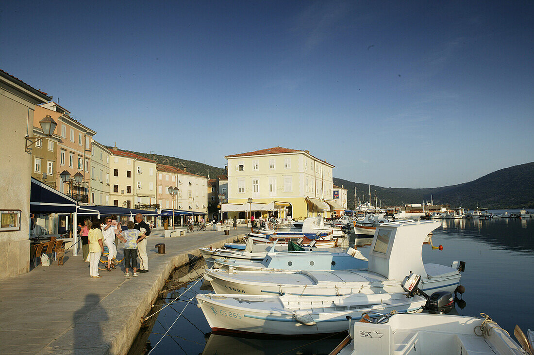 Fischerboote im Hafen von Cres, Insel Cres, Kroatien