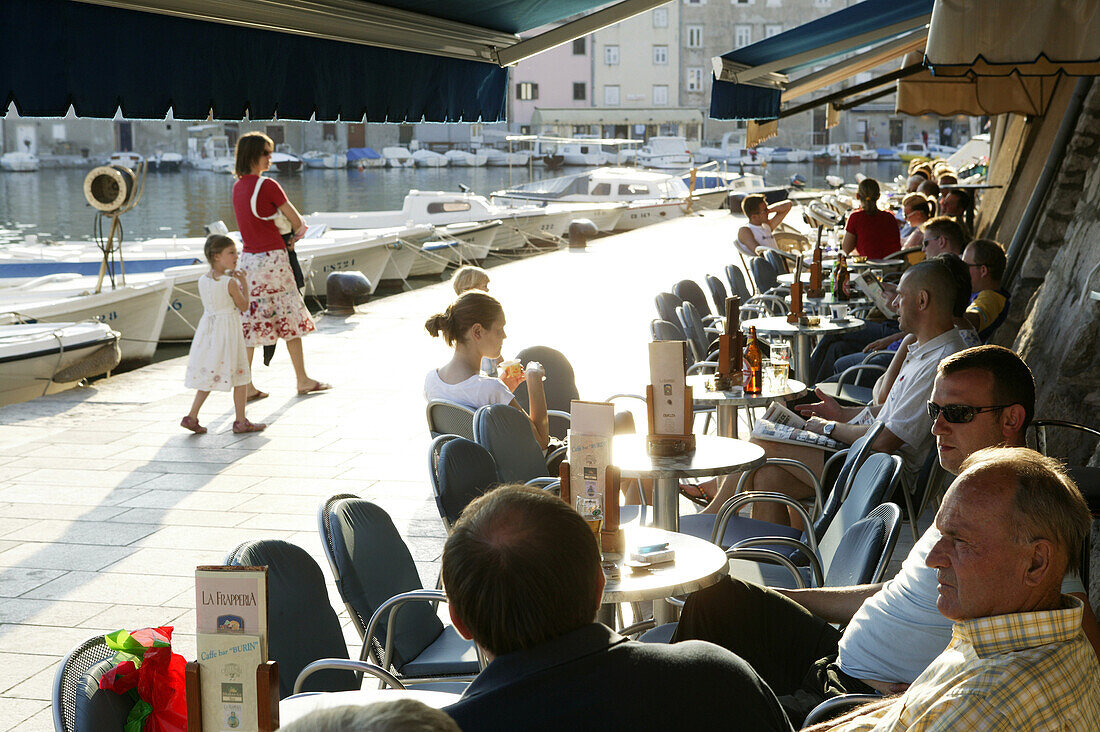 Strassencafe und Hafen von Cres, Insel Cres, Kroatien