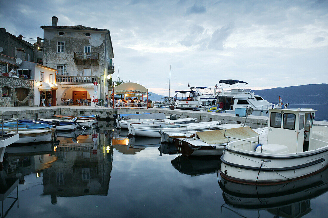 Hafen und Boote im Abendlicht, Valun, Insel Cres, Kroatien