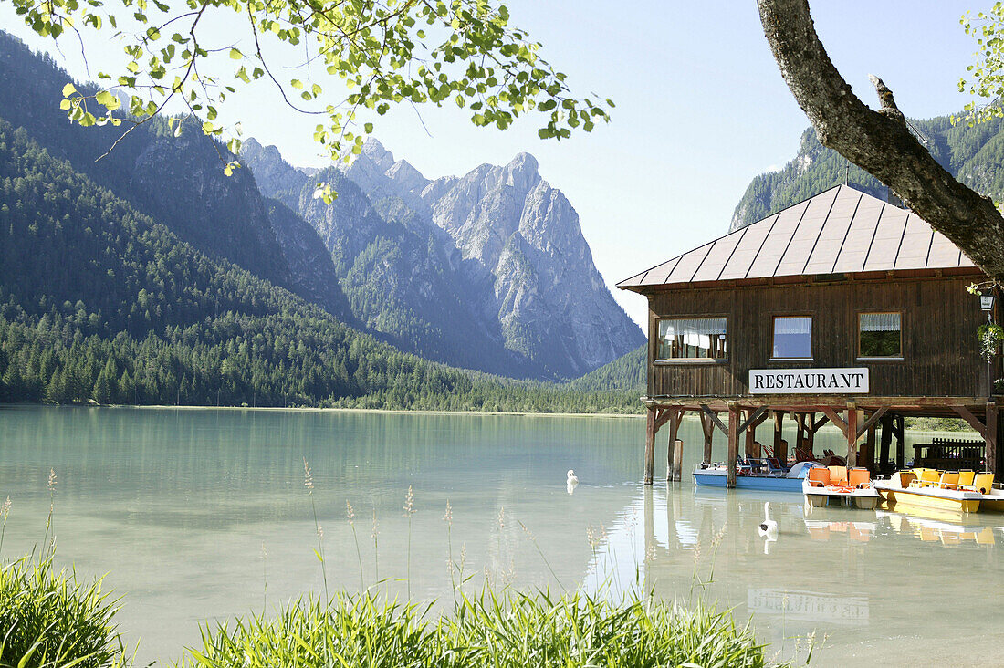 Bootshaus am Toblachsee, Dolomiten, Südtirol, Italien