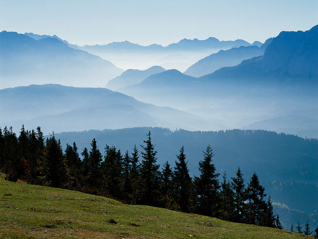 Blick vom Wank in die bayrischen Alpen, Bayern, Deutschland