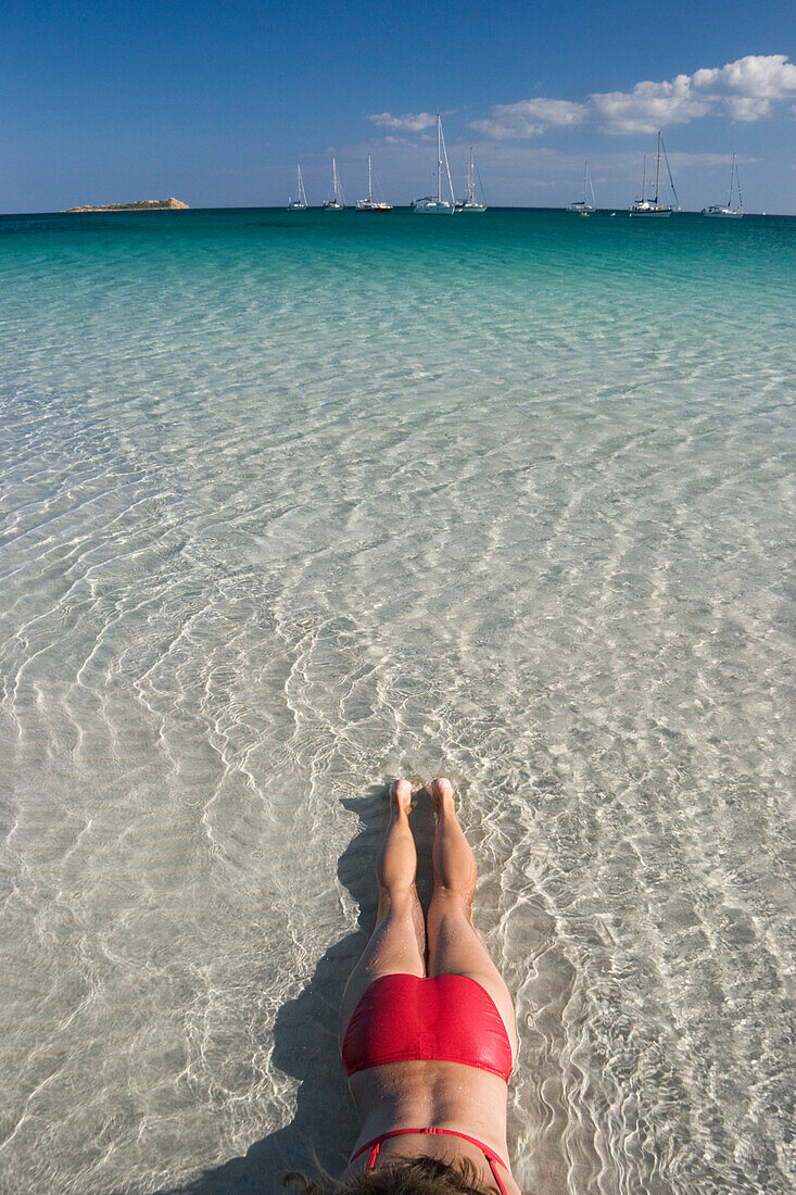 Frau am Strand Cala Brandinchi, Ostküste, Sardinien, Italien