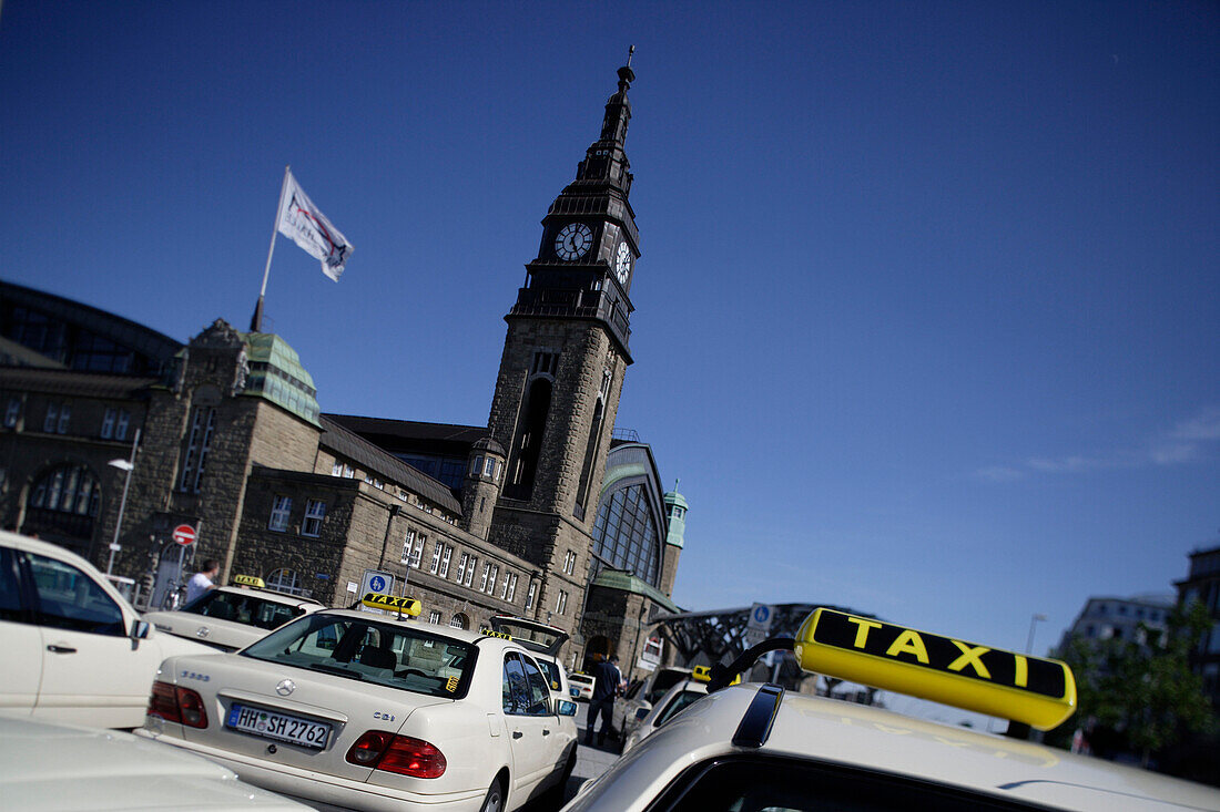Taxistand mit Taxi vor dem Hamburger Hauptbahnhof, Glockengießerwall, Glockengiesserwall, Hamburg
